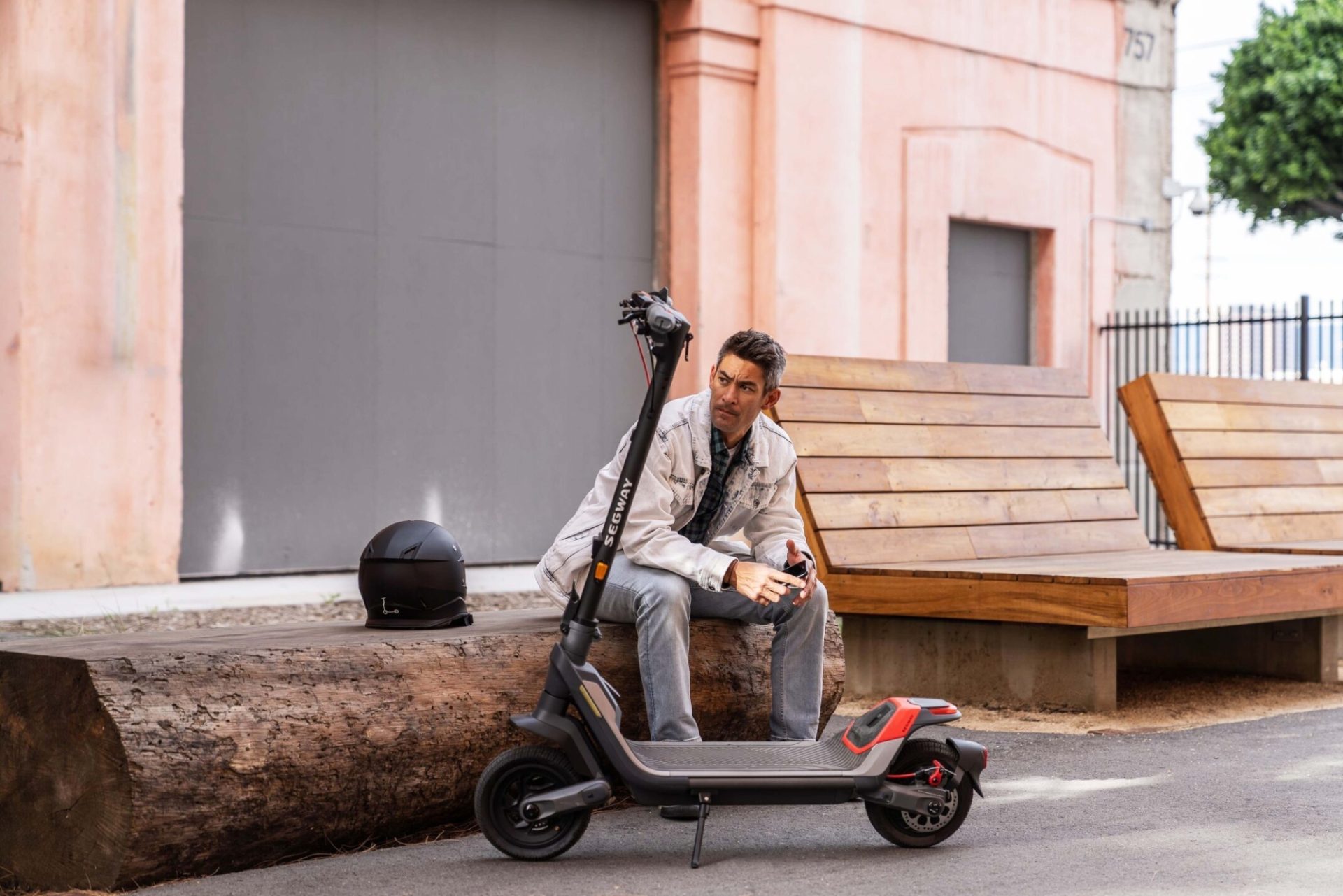 Segway-KickScooter-P100SE_Lifestyle-picture_Hero-picture
